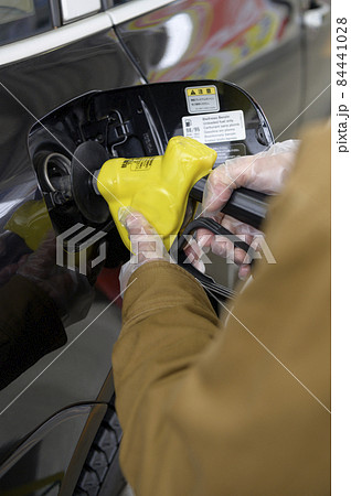 車にガソリンを給油する人 84441028