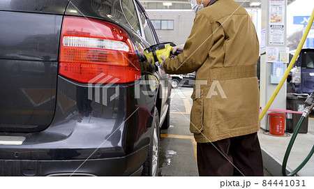 車にガソリンを給油する人 車にガソリンを給油する人 84441031