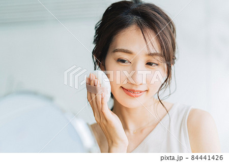 メイクする女性 84441426