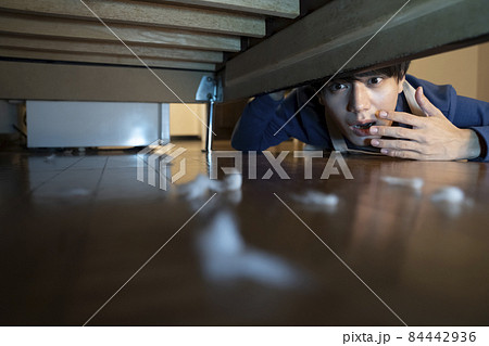 掃除をする男性 84442936