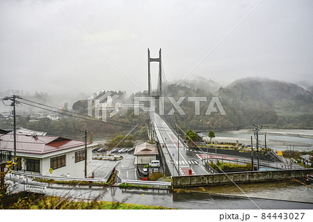 温田駅付近を走行する飯田線秘境駅号車窓より南宮大橋を望む 温田駅付近を走行する飯田線秘境駅号車窓より南宮大橋を望む 84443027