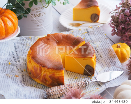 秋のスイーツ かぼちゃバスクチーズケーキ 秋のスイーツ かぼちゃバスクチーズケーキ 84443480