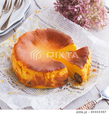 秋のスイーツ かぼちゃバスクチーズケーキ 84443497