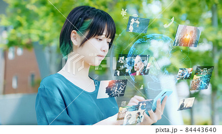 スマホでホログラム画面を見る女性 84443640