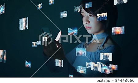 映像を見る女性 84443660