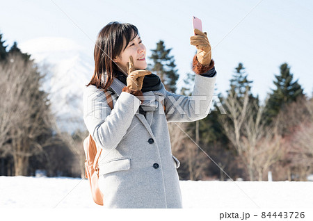 冬の公園で自撮りをする女性 84443726
