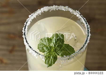 グラスの縁に塩が付いてるミント入りカクテルのソルティドッグ 84444103