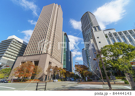 梅田2中交差点　西梅田　ビル群　大阪都市風景 84444143