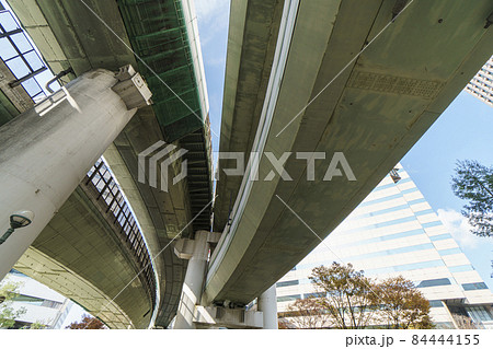 大阪西梅田・西梅田公園の上を通る阪神高速の迫力 大阪西梅田・西梅田公園の上を通る阪神高速の迫力 84444155