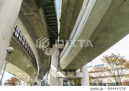 大阪西梅田・西梅田公園の上を通る阪神高速の迫力 大阪西梅田・西梅田公園の上を通る阪神高速の迫力 84444156
