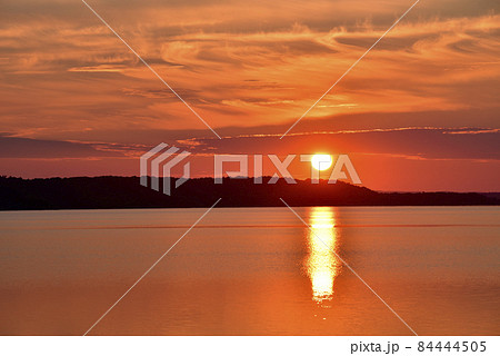 クッチャロ湖の夕日 84444505