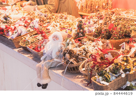 クリスマスマーケット　サンタの人形 84444619