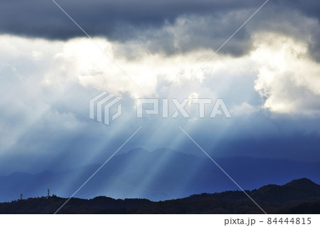 雲の隙間から太陽光 雲の隙間から太陽光 84444815