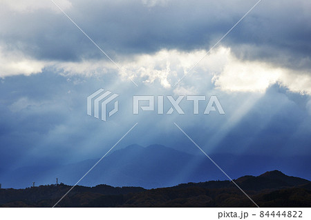 雲の隙間から太陽光 84444822