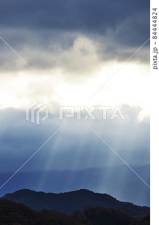 雲の隙間から太陽光 雲の隙間から太陽光 84444824