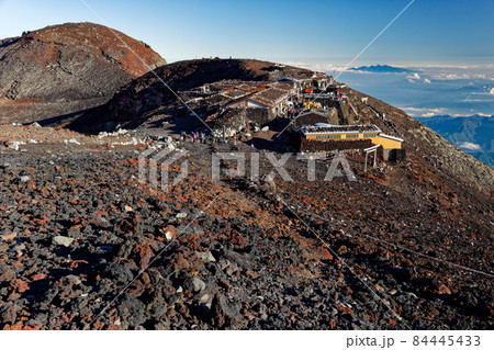 富士山吉田口山頂の山小屋と八ヶ岳の眺め 84445433