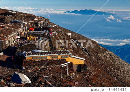 富士山吉田口山頂の山小屋と八ヶ岳の眺め 84445435