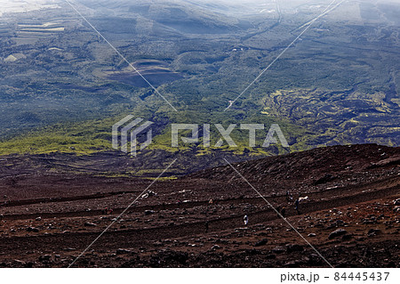 富士山山頂から見下ろす富士吉田ルート登山道 84445437