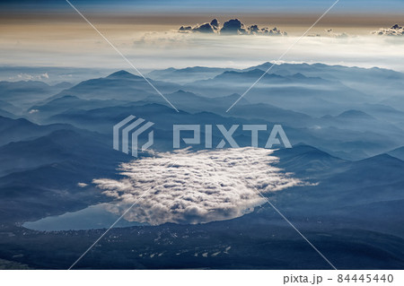 富士山山頂から見下ろす朝霧の山中湖と丹沢の山並み 84445440