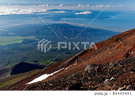 富士山山頂から見下ろす宝永山・愛鷹山・伊豆半島 84445441