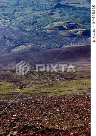 富士山山頂から見下ろす御殿場登山道 84446210