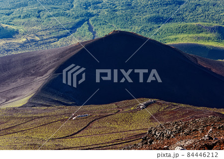 富士山山頂から見下ろす御殿場登山道と宝永山 84446212