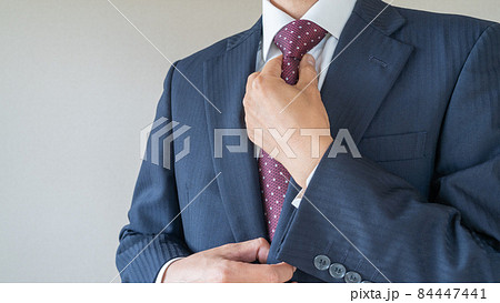 スーツ姿のビジネスマン 84447441