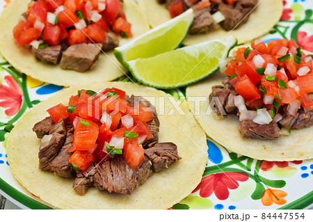 メキシコ料理の美味しいタコス 84447554