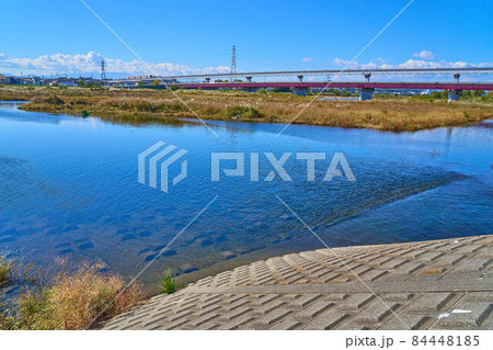 東京都立川市錦町5丁目付近から多摩川と立日橋(たっぴばし)方面を見る 84448185