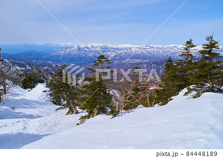 冬の日光白根山 登山道2400m付近から北西側の山々(前武尊,武尊山,赤沢山など)を見る 84448189