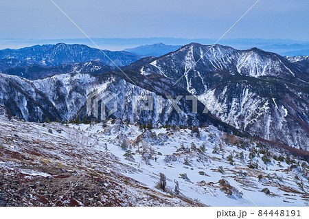 冬の日光白根山 登山道2500m付近から南西側の山々(富士山,錫ヶ岳,黒桧山,皇海山など)を見る 84448191
