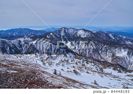 冬の日光白根山 登山道2500m付近から南西側の山々(富士山,錫ヶ岳,黒桧山,皇海山など)を見る 冬の日光白根山 登山道2500m付近から南西側の山々(富士山,錫ヶ岳,黒桧山,皇海山など)を見る 84448193