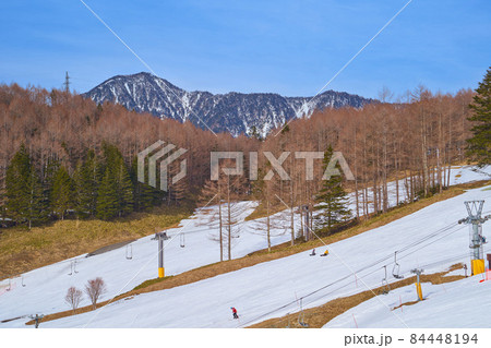 群馬県 冬の丸沼高原日光白根山ロープウェイから北側(燕巣山,ゲレンデ)方面を見る 84448194