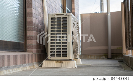 マンションのベランダとエアコンの室外機 84448342