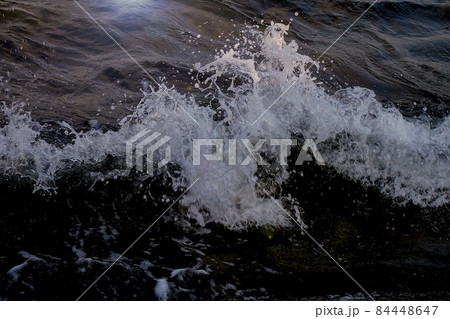 ガラス細工のような波。美しい。 ガラス細工のような波。美しい。 84448647