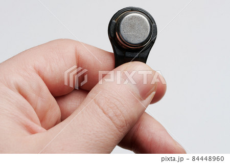Hand hold round magnet key 84448960