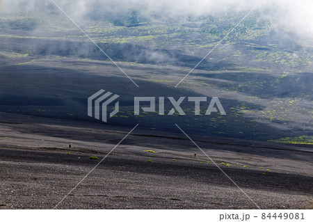 富士山・御殿場登山道を登る登山者と雲湧く斜面 84449081