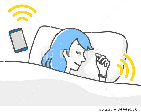 睡眠記録アプリを利用して寝る女性 84449550