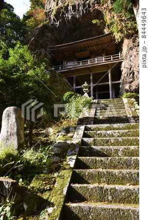 秋晴れの不動院岩屋堂　鳥取 84449643