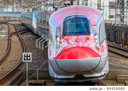 大宮駅に到着するe6系新幹線こまちとe5系新幹線はやぶさの写真素材