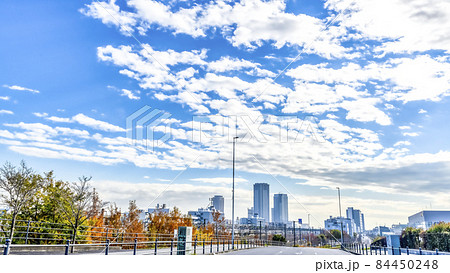 新川崎の都市風景 高層ビル群 新川崎の都市風景 高層ビル群 84450248
