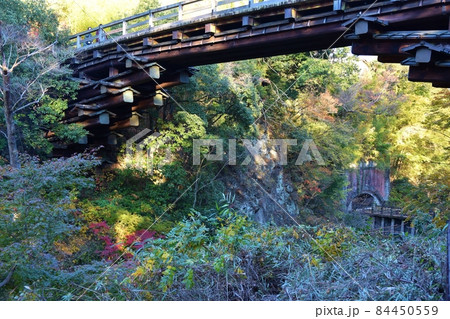 秋晴れの甲斐の猿橋と八ツ沢発電所施設第一号水路橋　山梨 84450559