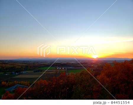 北海道岩見沢市のいわみざわ公園の展望台から眺める夕陽【10月】 北海道岩見沢市のいわみざわ公園の展望台から眺める夕陽【10月】 84451554