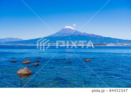 静岡県】伊豆から眺める、海越しの富士山の写真素材 [84452347] - PIXTA