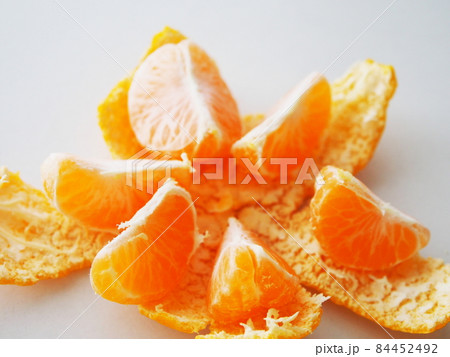 皮をむいて房を分けたみかん 皮をむいて房を分けたみかん 84452492