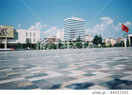 ギリシャの奇岩メテオラ　崖の上に立つ修道院 84452501