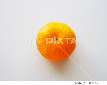 ぽつんと一つ置かれたみかん 84452502