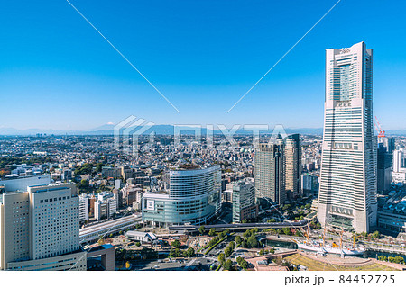 日本の横浜都市景観　みなとみらいや横浜の街並み、透き通る青空に映える富士山などを望む 84452725