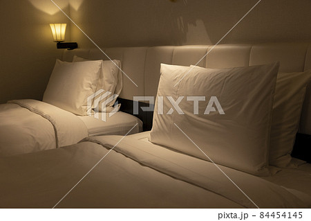 ホテルのベッド 84454145