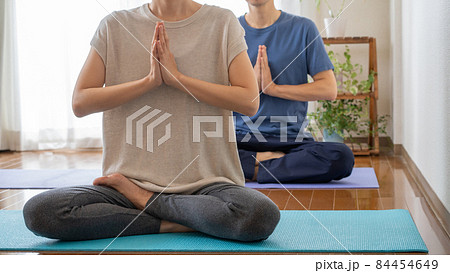 自宅でヨガをする男女｜瞑想のポーズ 84454649